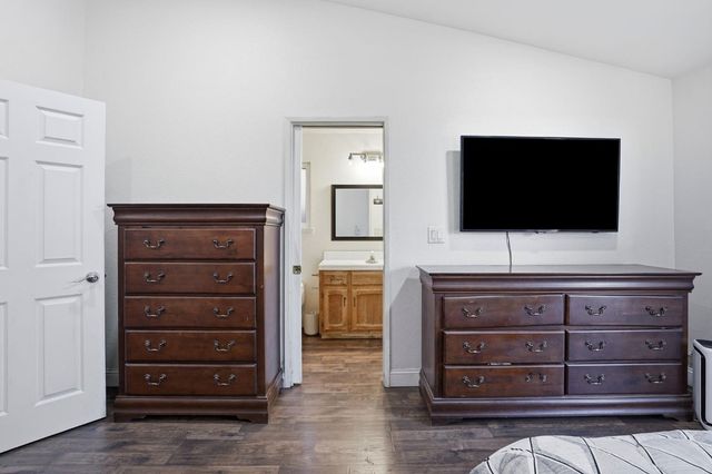 537 Elmwood Dr, Los Banos, CA 93635