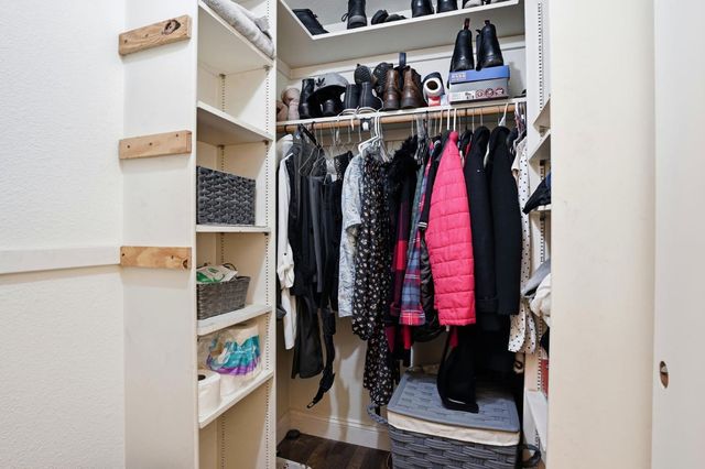 537 Elmwood Dr, Los Banos, CA 93635