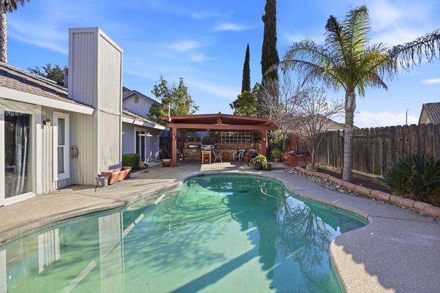 537 Elmwood Dr, Los Banos, CA 93635