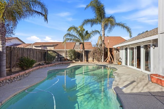 537 Elmwood Dr, Los Banos, CA 93635