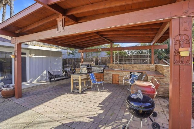 537 Elmwood Dr, Los Banos, CA 93635