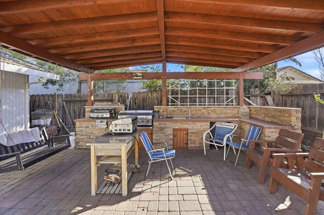 537 Elmwood Dr, Los Banos, CA 93635