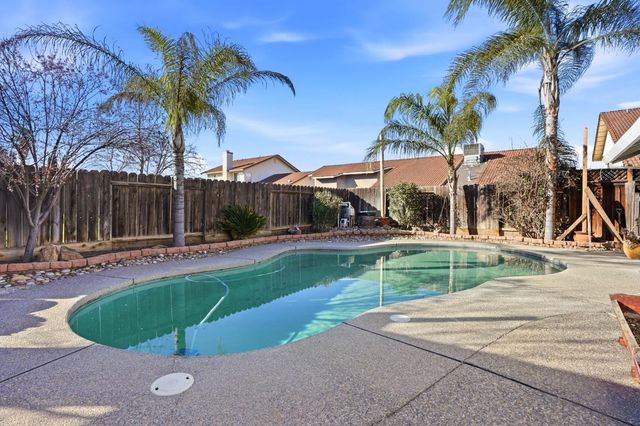 537 Elmwood Dr, Los Banos, CA 93635