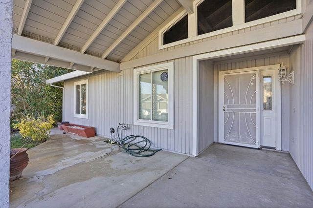 537 Elmwood Dr, Los Banos, CA 93635