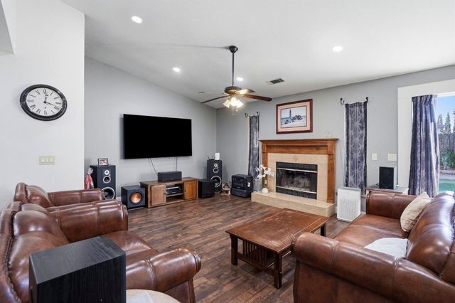 537 Elmwood Dr, Los Banos, CA 93635