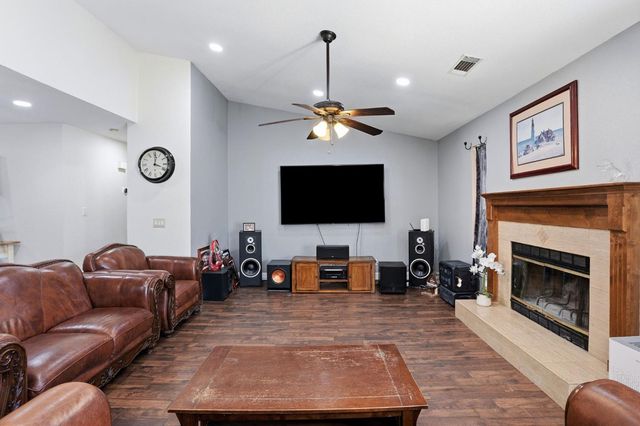 537 Elmwood Dr, Los Banos, CA 93635