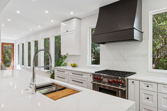 12 Bateau Rd, Hilton Head Island, SC 29928