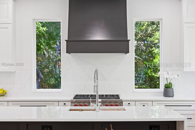 12 Bateau Rd, Hilton Head Island, SC 29928