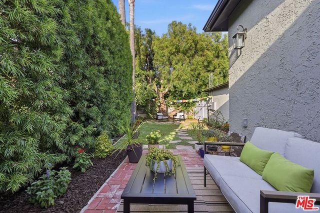 8024 Holy Cross Place, Los Angeles, CA 90045