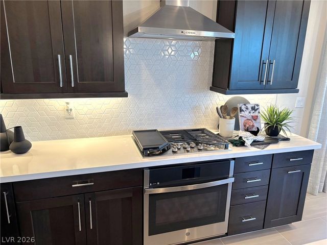 938 Hunter Shores Avenue, North Las Vegas, NV 89084