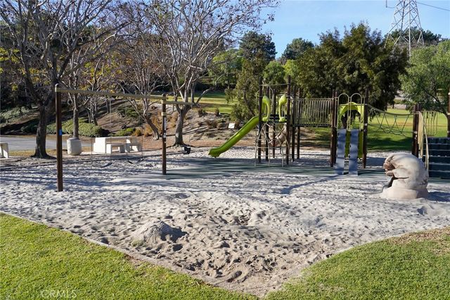 13 Pineoak 104, Aliso Viejo, CA 92656