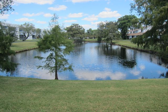 1517 Woodbridge Lakes Circle, West Palm Beach, FL 33406