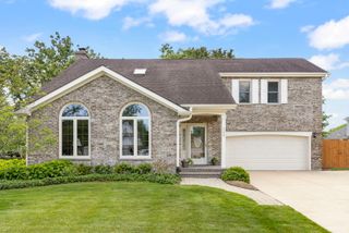 2S566 Thaddeus Circle, Glen Ellyn, IL 60137