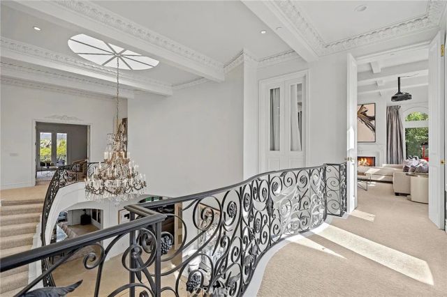 11709 Wetherby Lane, Los Angeles, CA 90077