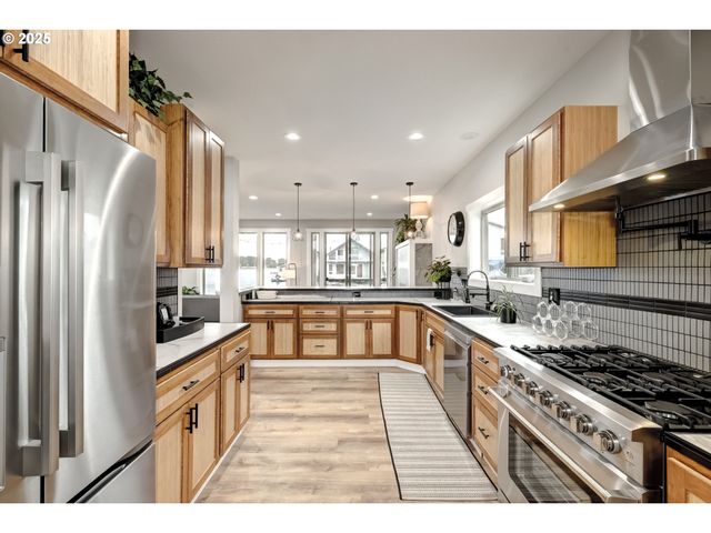 18989 Ne MARINE Dr 36, Portland, OR 97230