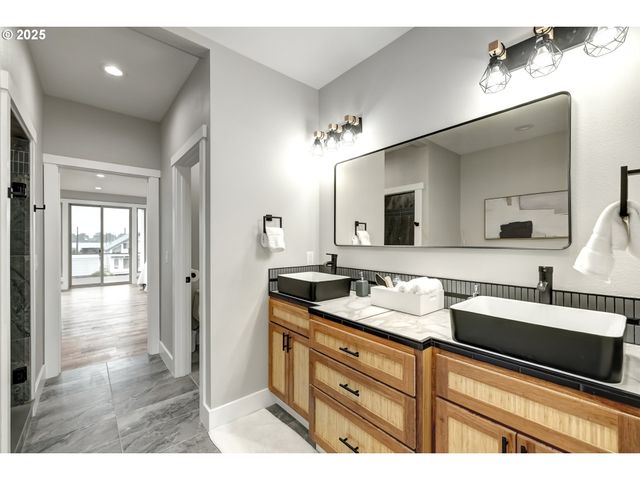 18989 Ne MARINE Dr 36, Portland, OR 97230
