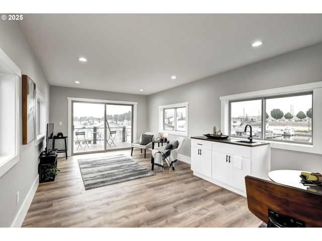 18989 Ne MARINE Dr 36, Portland, OR 97230