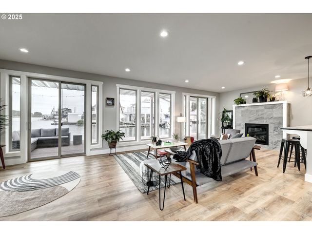 18989 Ne MARINE Dr 36, Portland, OR 97230