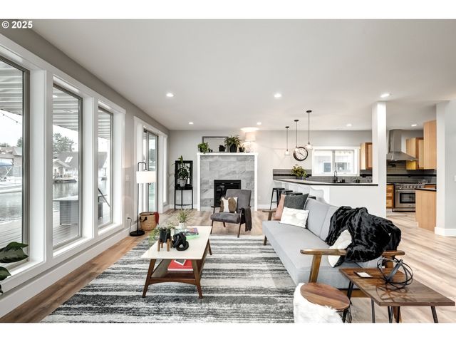 18989 Ne MARINE Dr 36, Portland, OR 97230