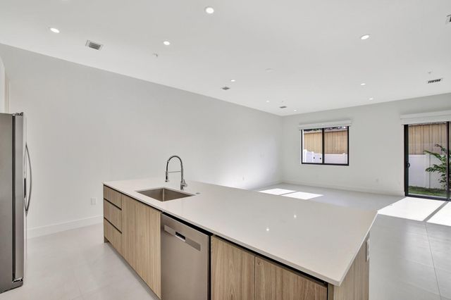 4208 NE 7th Terrace 8, Oakland Park, FL 33334