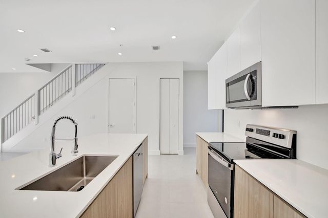 4208 NE 7th Terrace 8, Oakland Park, FL 33334