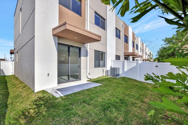 4208 NE 7th Terrace 8, Oakland Park, FL 33334