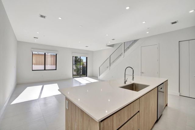 4208 NE 7th Terrace 8, Oakland Park, FL 33334