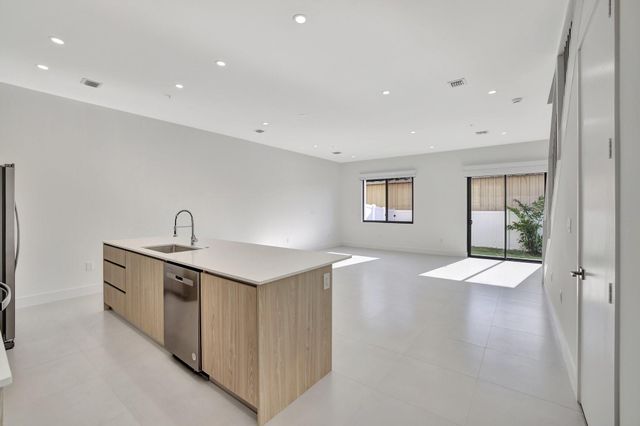 4208 NE 7th Terrace 8, Oakland Park, FL 33334