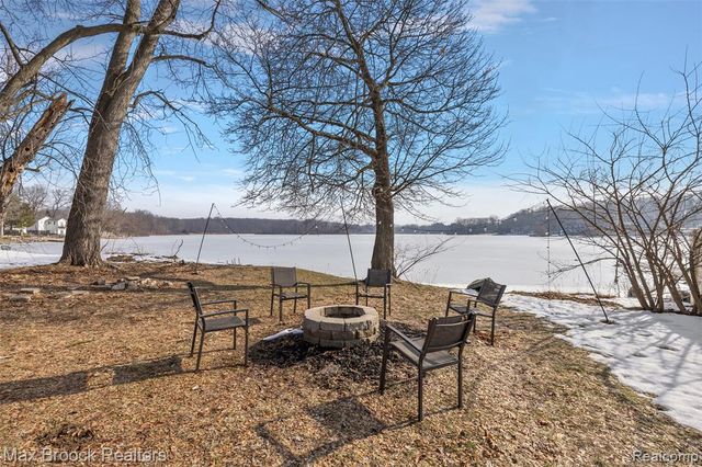 2940 Steeple Hill Road, White Lake, MI 48383