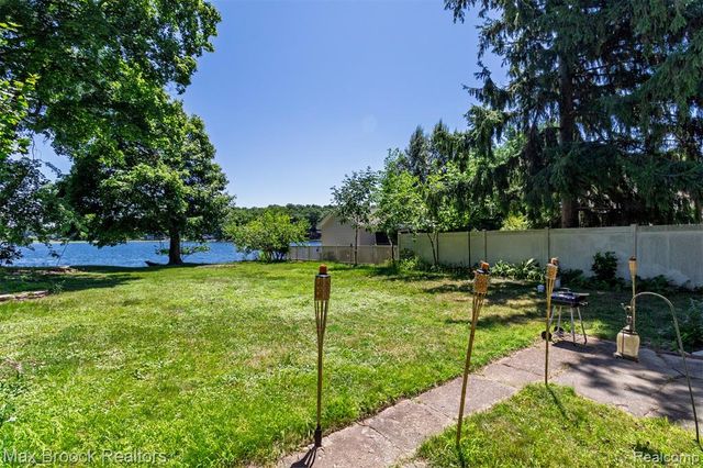 2940 Steeple Hill Road, White Lake, MI 48383