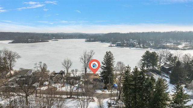 2940 Steeple Hill Road, White Lake, MI 48383