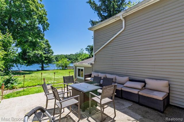 2940 Steeple Hill Road, White Lake, MI 48383