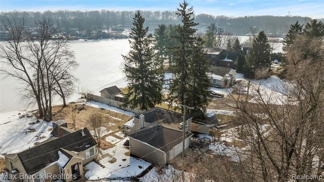 2940 Steeple Hill Road, White Lake, MI 48383