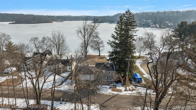 2940 Steeple Hill Road, White Lake, MI 48383