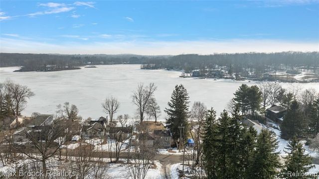 2940 Steeple Hill Road, White Lake, MI 48383