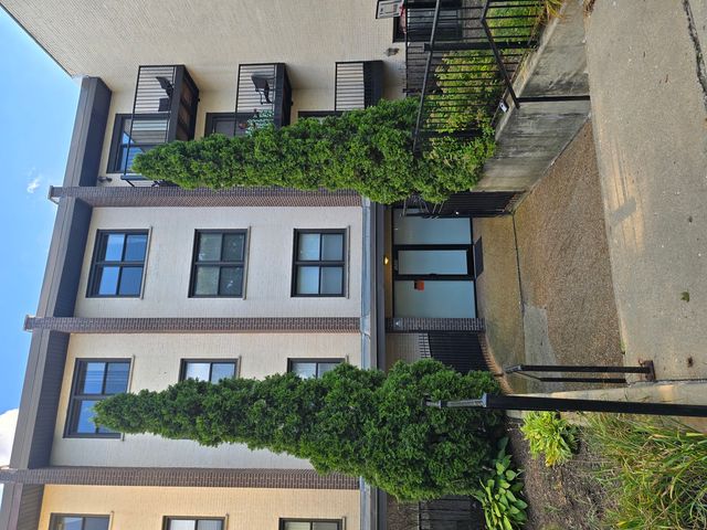 1711 W Jarvis Avenue 201, Chicago, IL 60626