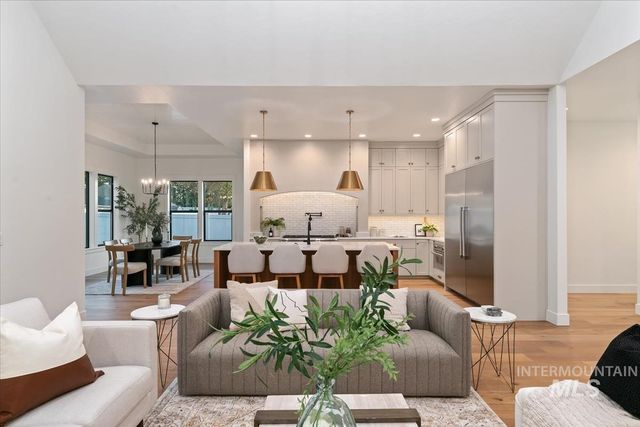 196 N Timber Wolf Pl, Eagle, ID 83616