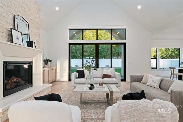 196 N Timber Wolf Pl, Eagle, ID 83616