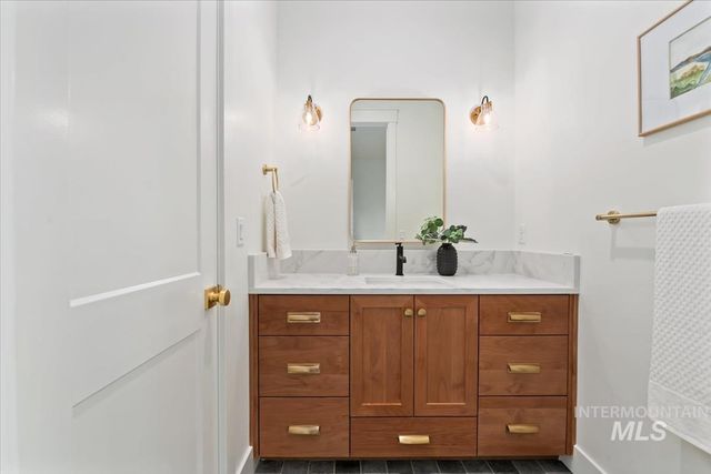 196 N Timber Wolf Pl, Eagle, ID 83616