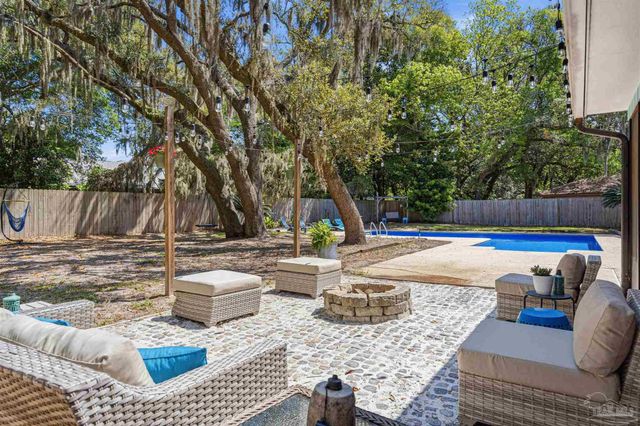 1555 Oak Shore Dr, Gulf Breeze, FL 32563