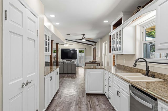 1555 Oak Shore Dr, Gulf Breeze, FL 32563