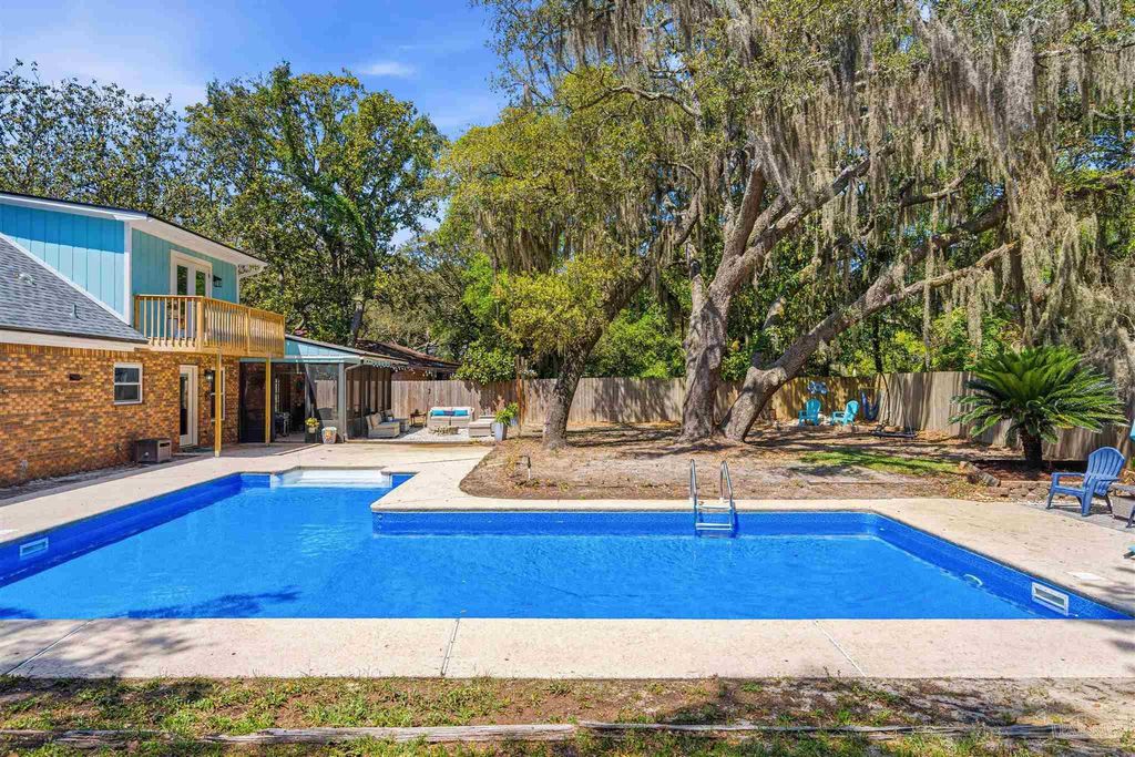 1555 Oak Shore Dr, Gulf Breeze, FL 32563