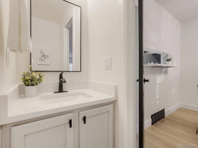 2248 S Jasper Way B, Aurora, CO 80013