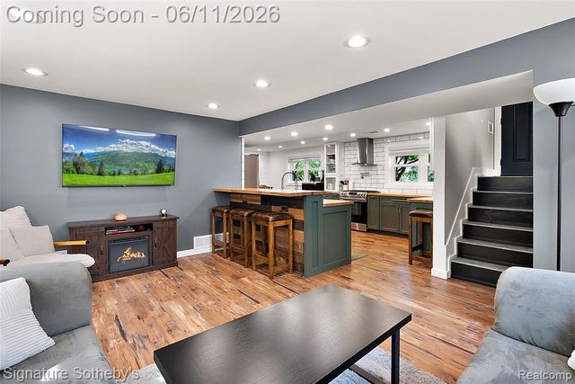 954 Panorama Drive, Milford, MI 48381