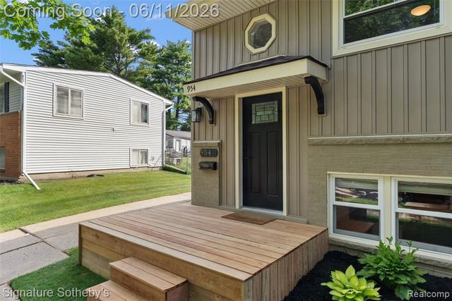 954 Panorama Drive, Milford, MI 48381