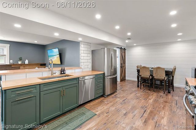 954 Panorama Drive, Milford, MI 48381