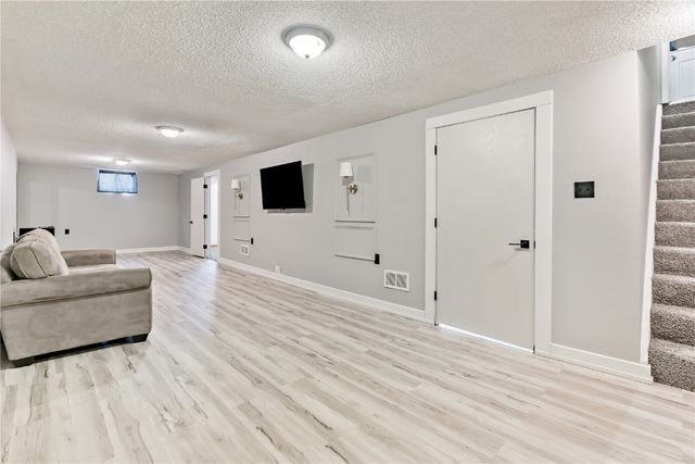 208 Lenora Drive NW, Cedar Rapids, IA 52405