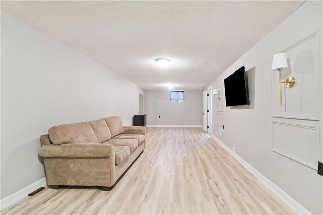 208 Lenora Drive NW, Cedar Rapids, IA 52405