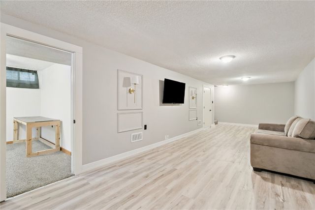 208 Lenora Drive NW, Cedar Rapids, IA 52405