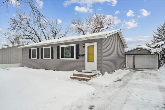 208 Lenora Drive NW, Cedar Rapids, IA 52405